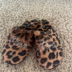 Leopard Print Slippers with Rhinestone Detail size small 🤎🖤 💎